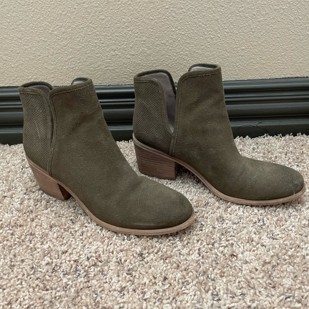Hinge Barris Block Heel Bootie - Olive Green - Size 7